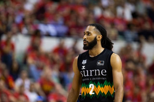 Adam Smith renueva hasta 2025