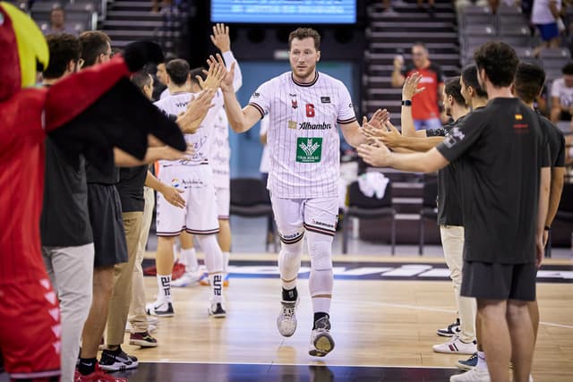 Gustys firma un mes en Granada