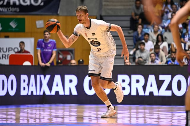 Pustovyi: 2º reboteador Obra