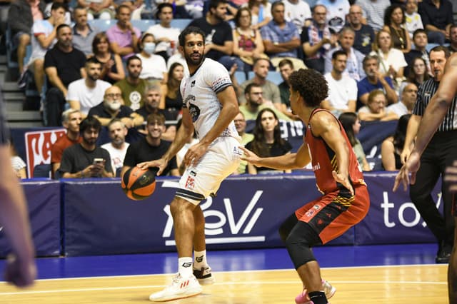 Monbus Obra.-Casademont Z. (80-72)