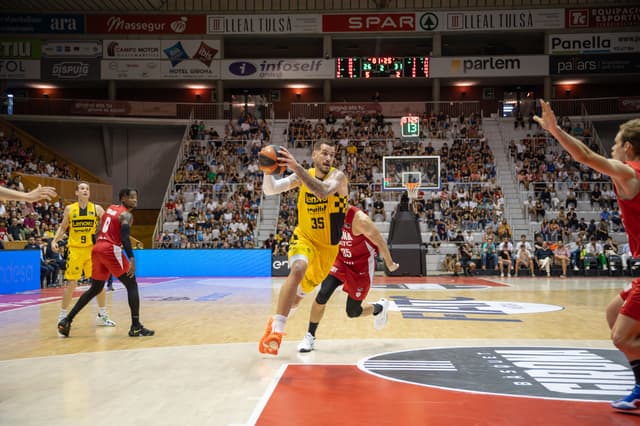 Guerra, cuatro semanas más de baja