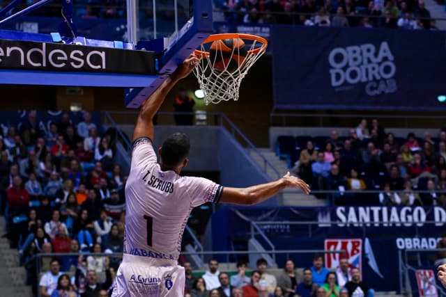 Doble hito para Thomas Scrubb