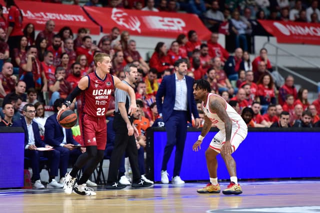 Hakanson sufre una elongación