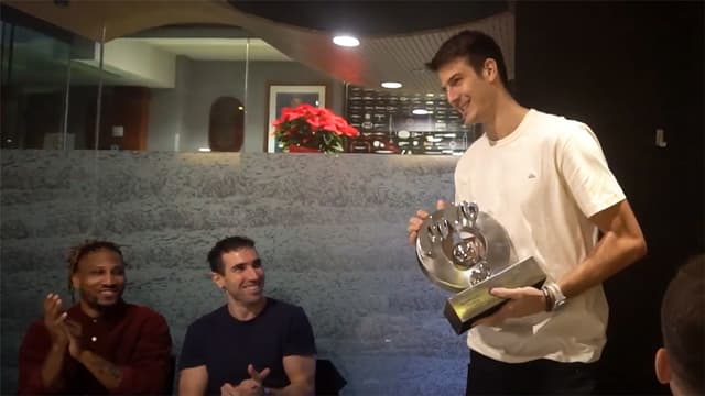 Brussino recibe MVP Movistar Nov.