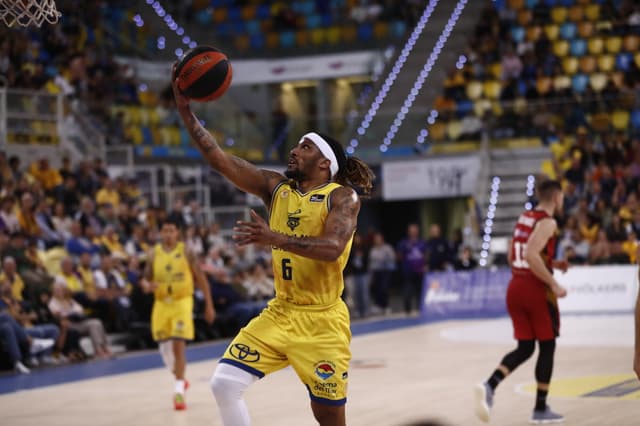 Albicy, podio asistente canario