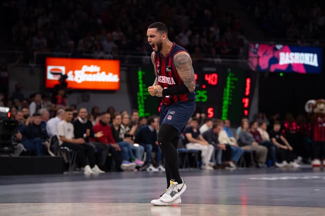 Howard, 74 puntos y 18 triples