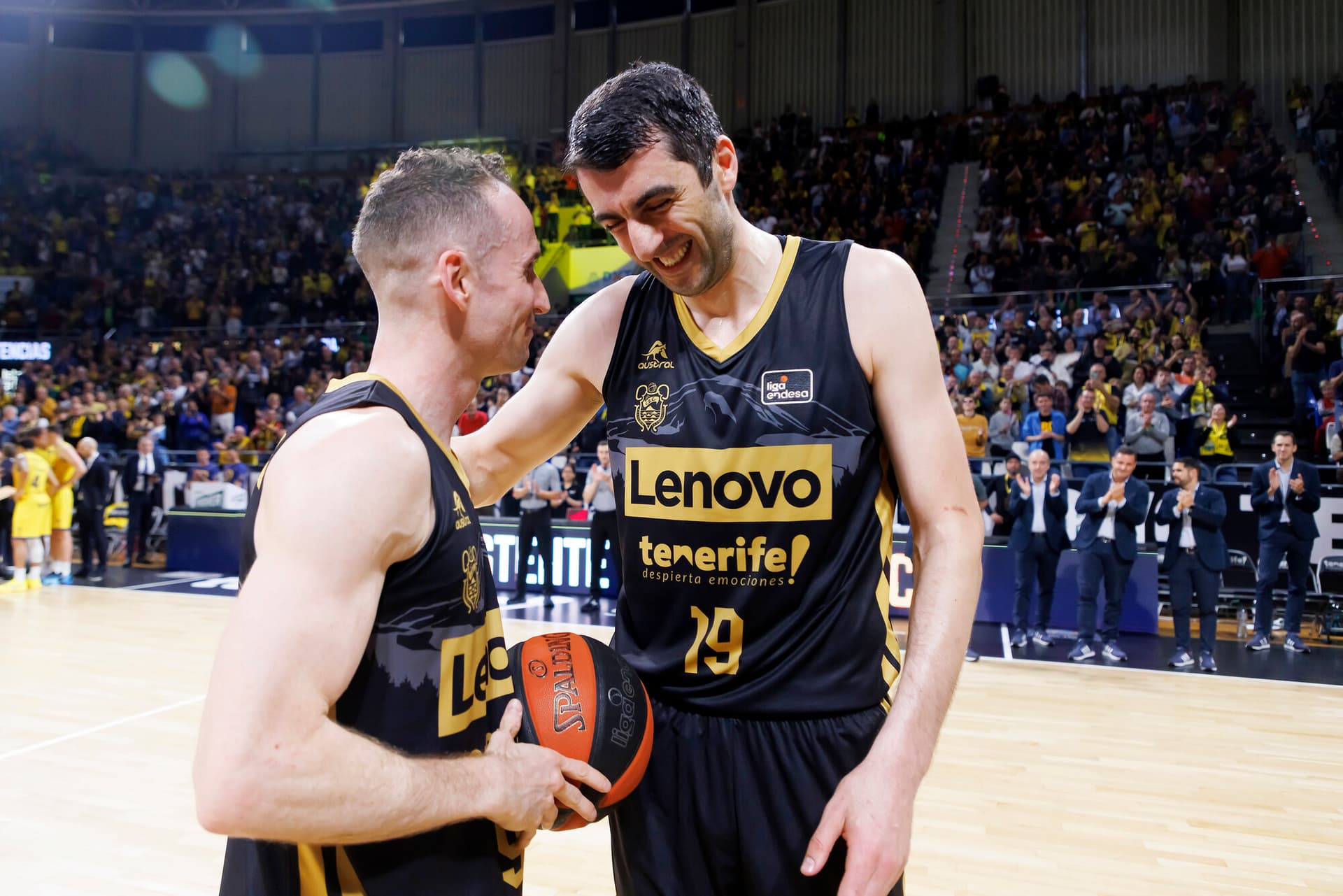 Un tiro libre de Abromaitis desequilibra el derbi canario (93-92)