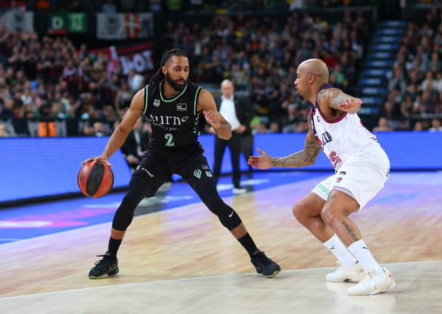 Adam Smith es operado con éxito