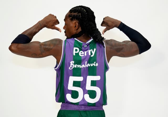 Perry cumple 100 partidos en liga