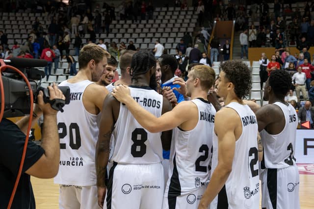 B. Girona-UCAM Murcia (75-82)