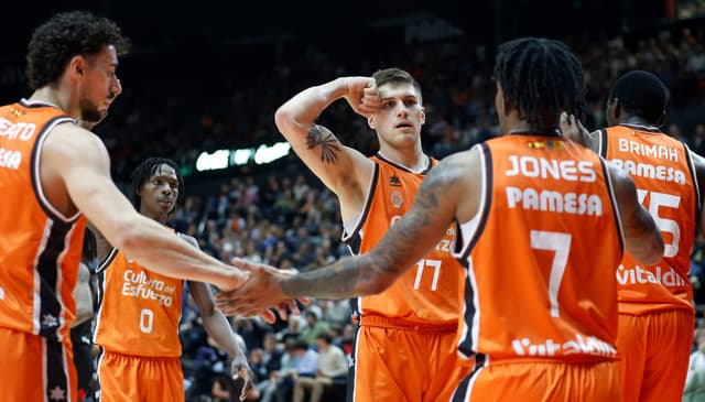 Sestina: 8 triples en Gran Canaria