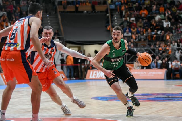 Dekker: 8 triples en A Coruña