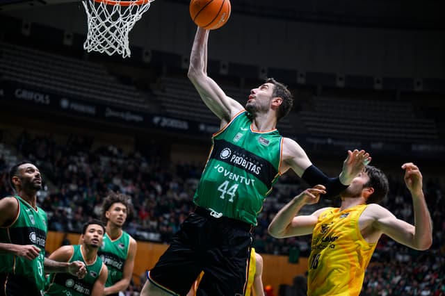 Tomic supera los 3.500 rebotes