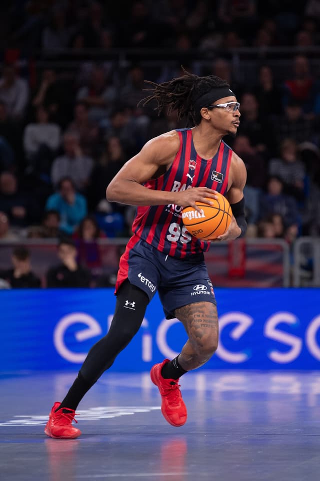 Moneke acaba su etapa en Vitoria