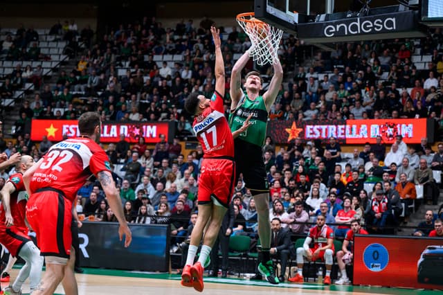 Artem Pustovyi, Jugador de la J18