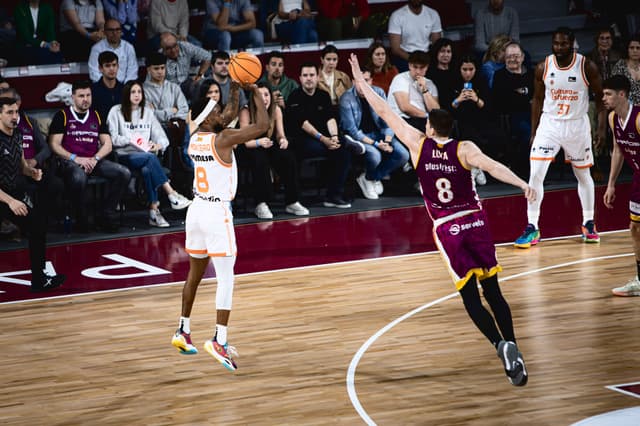 Hiopos Lleida 67 - Valencia B. 76