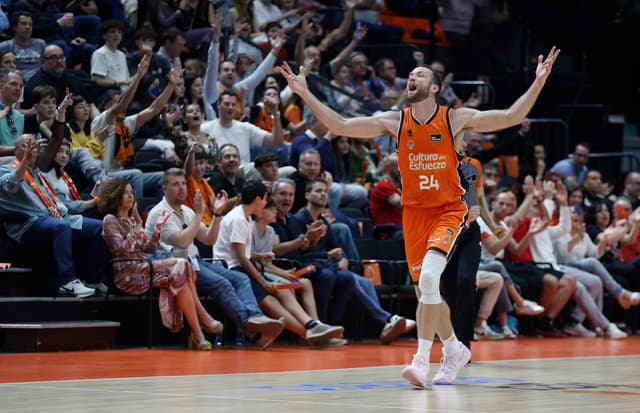 ¡425 triples en una liga regular!