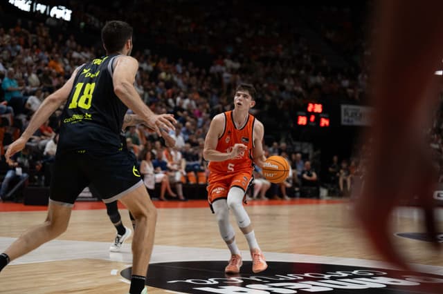 De Larrea; centrado en lo positivo