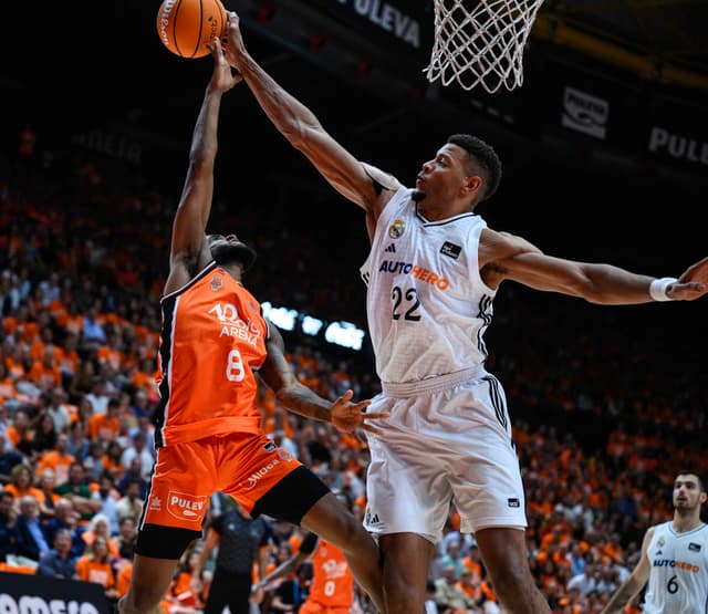 Tavares, rey de tapones en Playoff