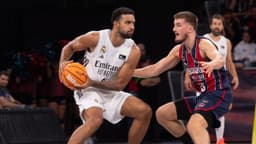 Trey Lyles protege el balón
