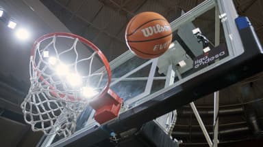 El balón entra en el aro