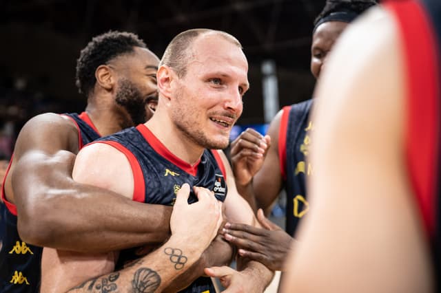 Luz salva tres veces al MoraBanc