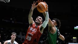 Pierre Oriola se hace con el rebote