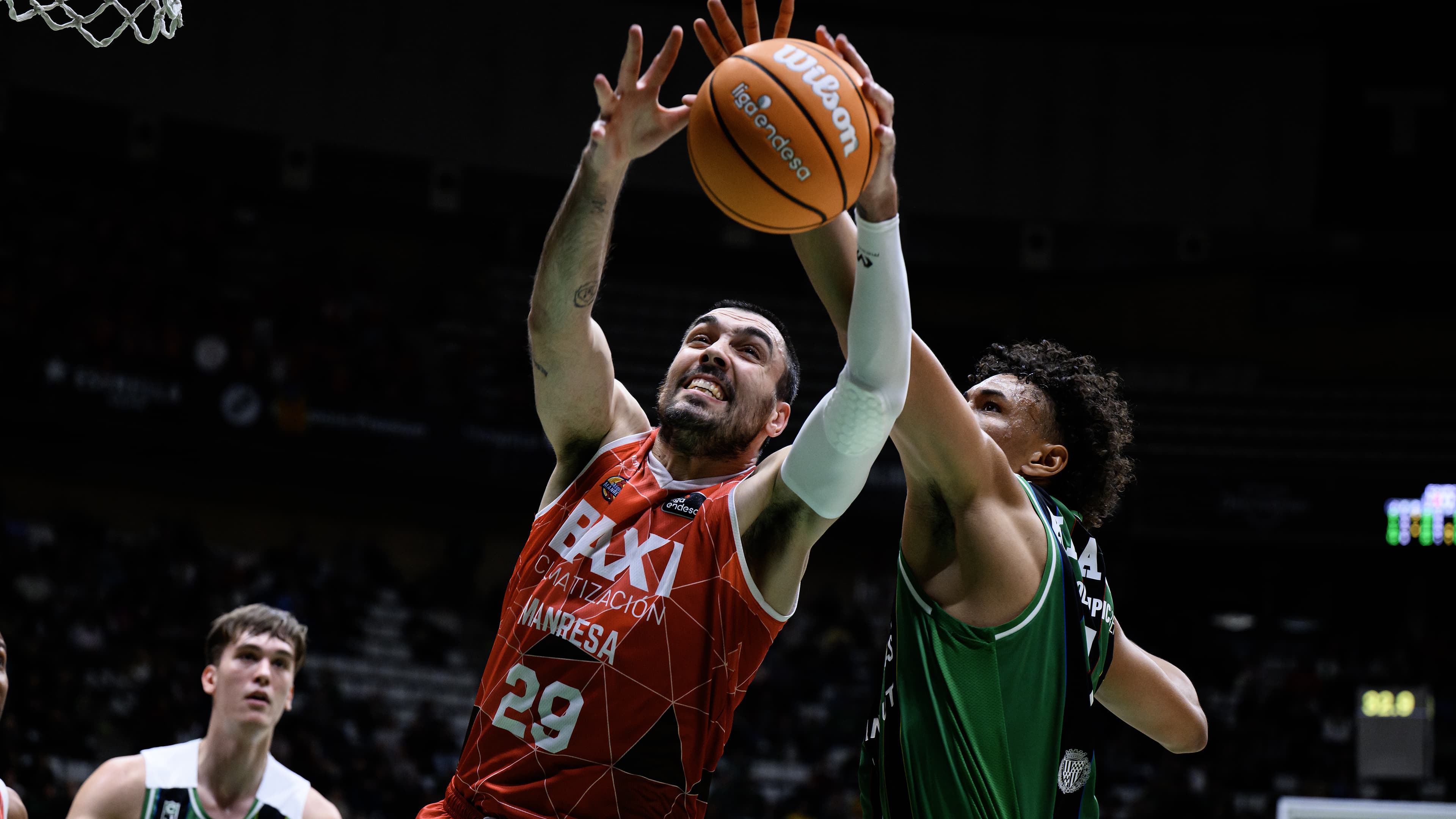 Pierre Oriola se hace con el rebote