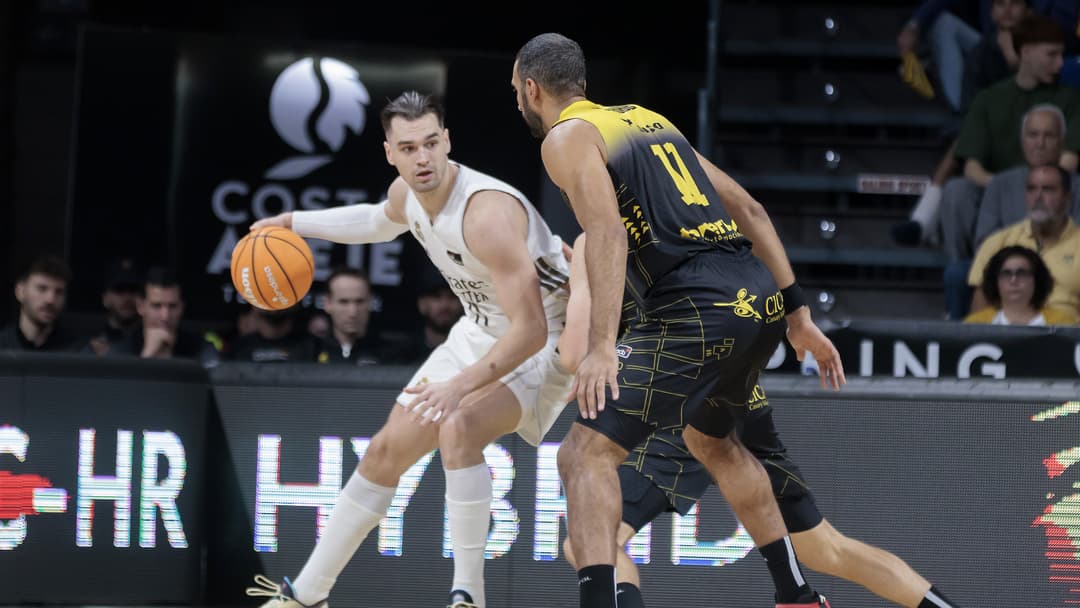 Mario Hezonja postea ante la atenta mirada de Scrubb.
