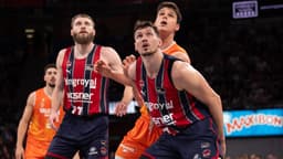 Kurucs y Pradilla pugnan para cerrar el rebote