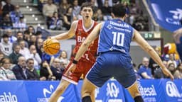 Agustín Ubal controla el balón