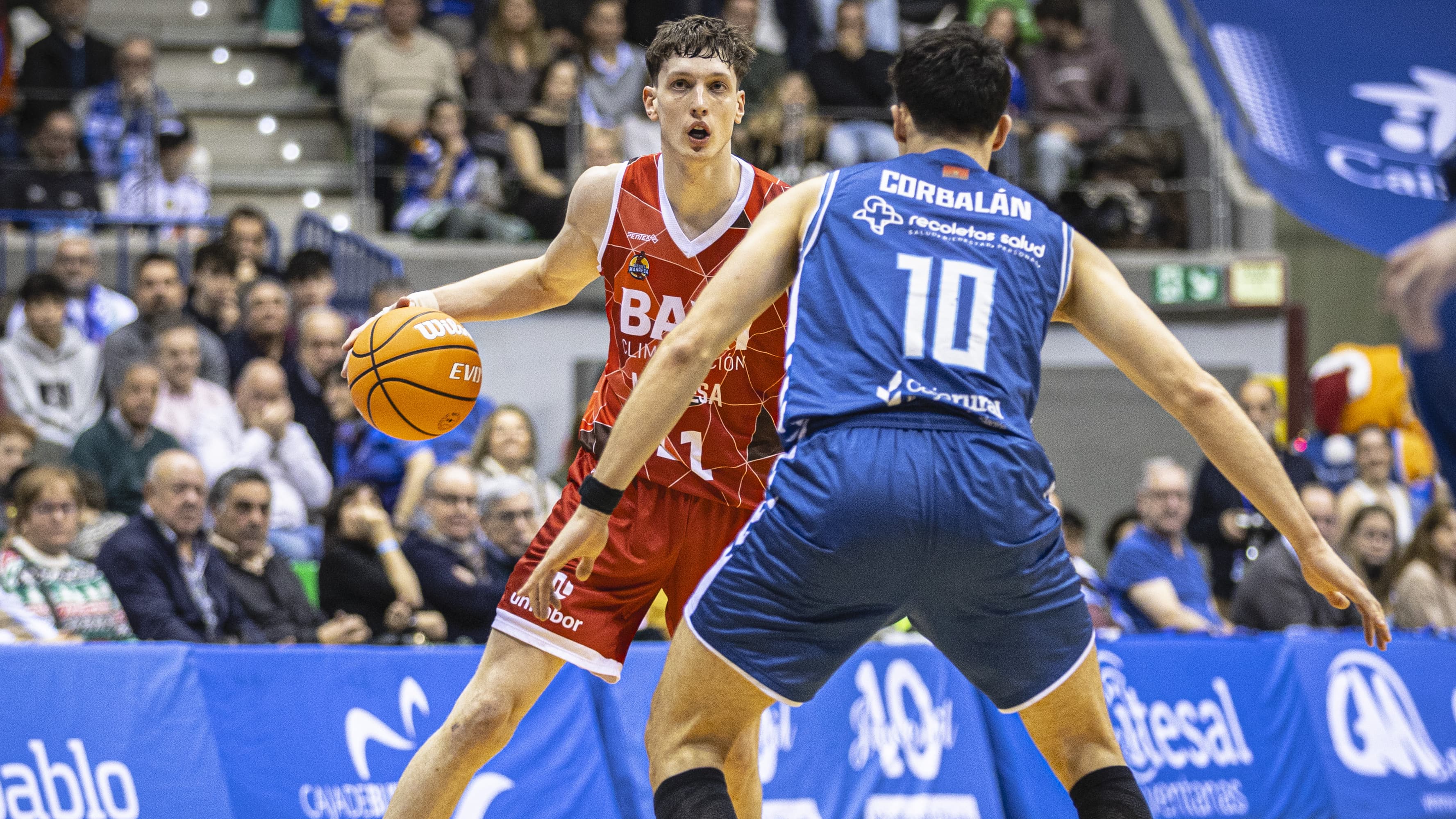 Agustín Ubal controla el balón