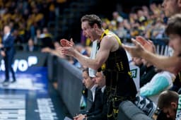 Huertas aplaude desde el banquillo