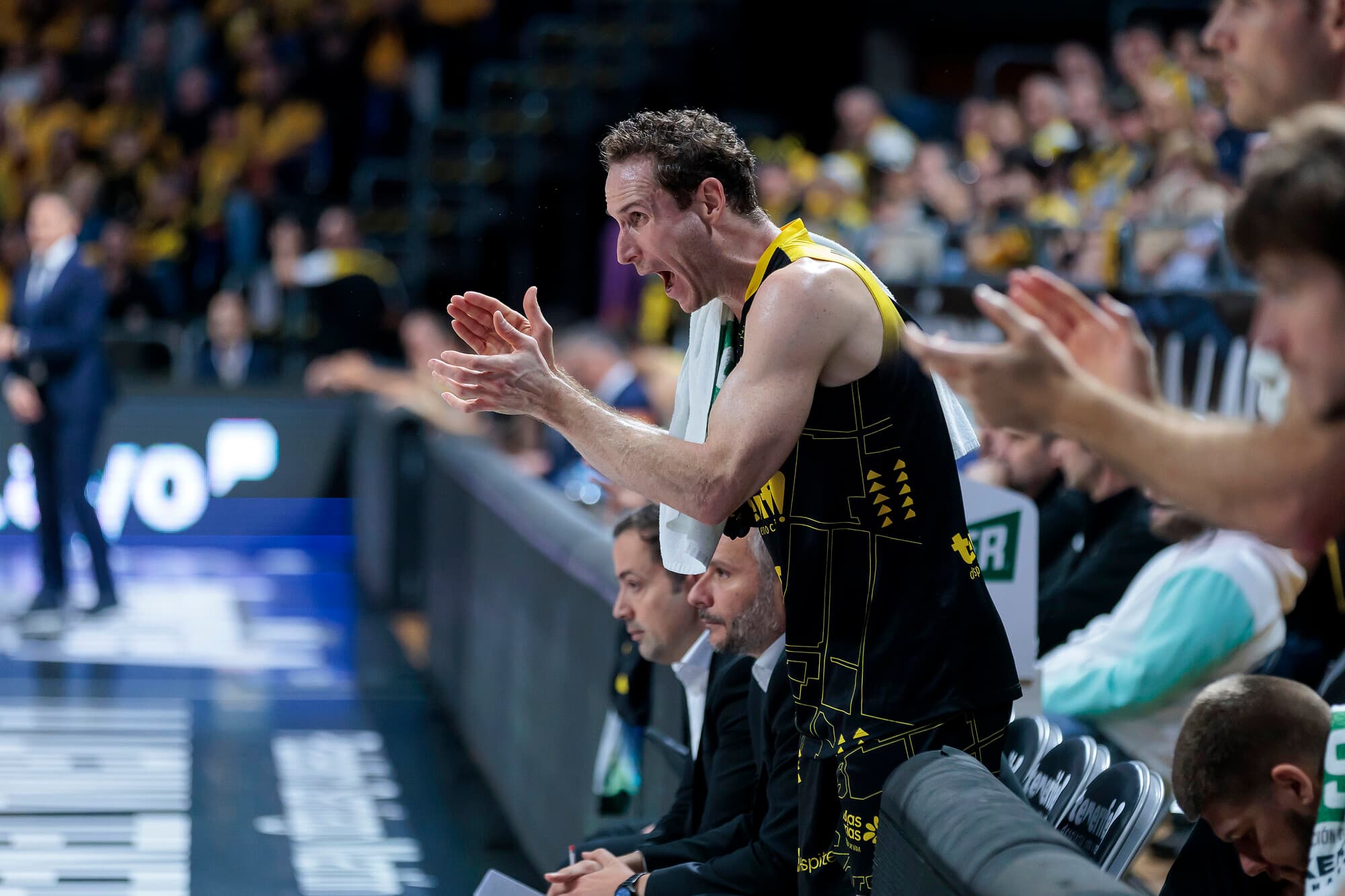 Huertas aplaude desde el banquillo