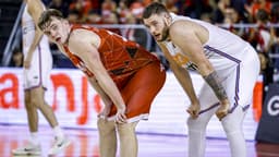 Steinbergs y Geben se preparan para luchar por el rebote tras un tiro libre