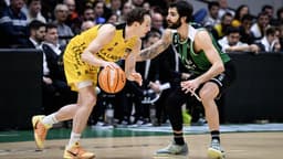 Ricky Rubio, perseguido por Marcelinho Huertas