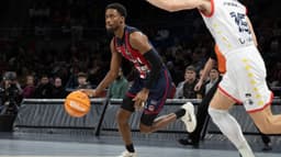 Kobi Simmons con el balón