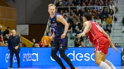 Harald Frey controla el balón