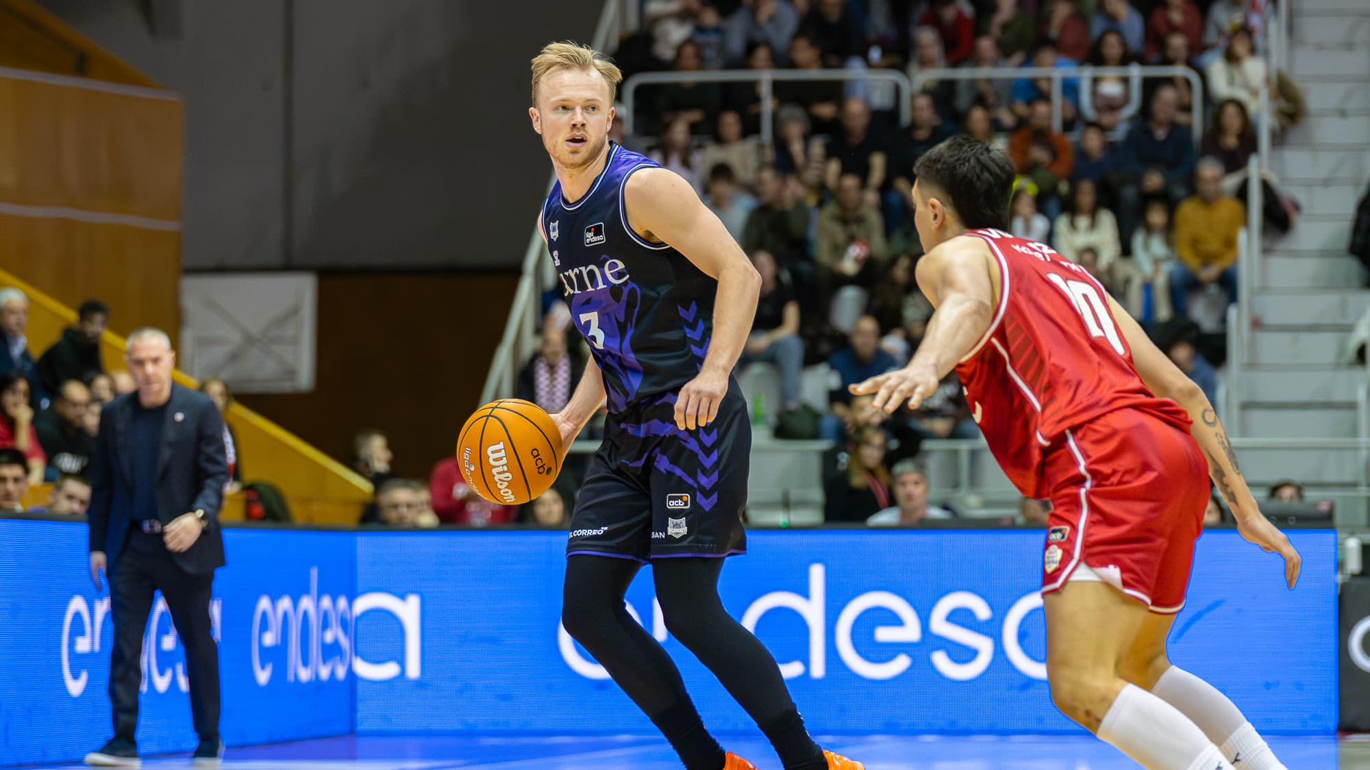 Harald Frey controla el balón