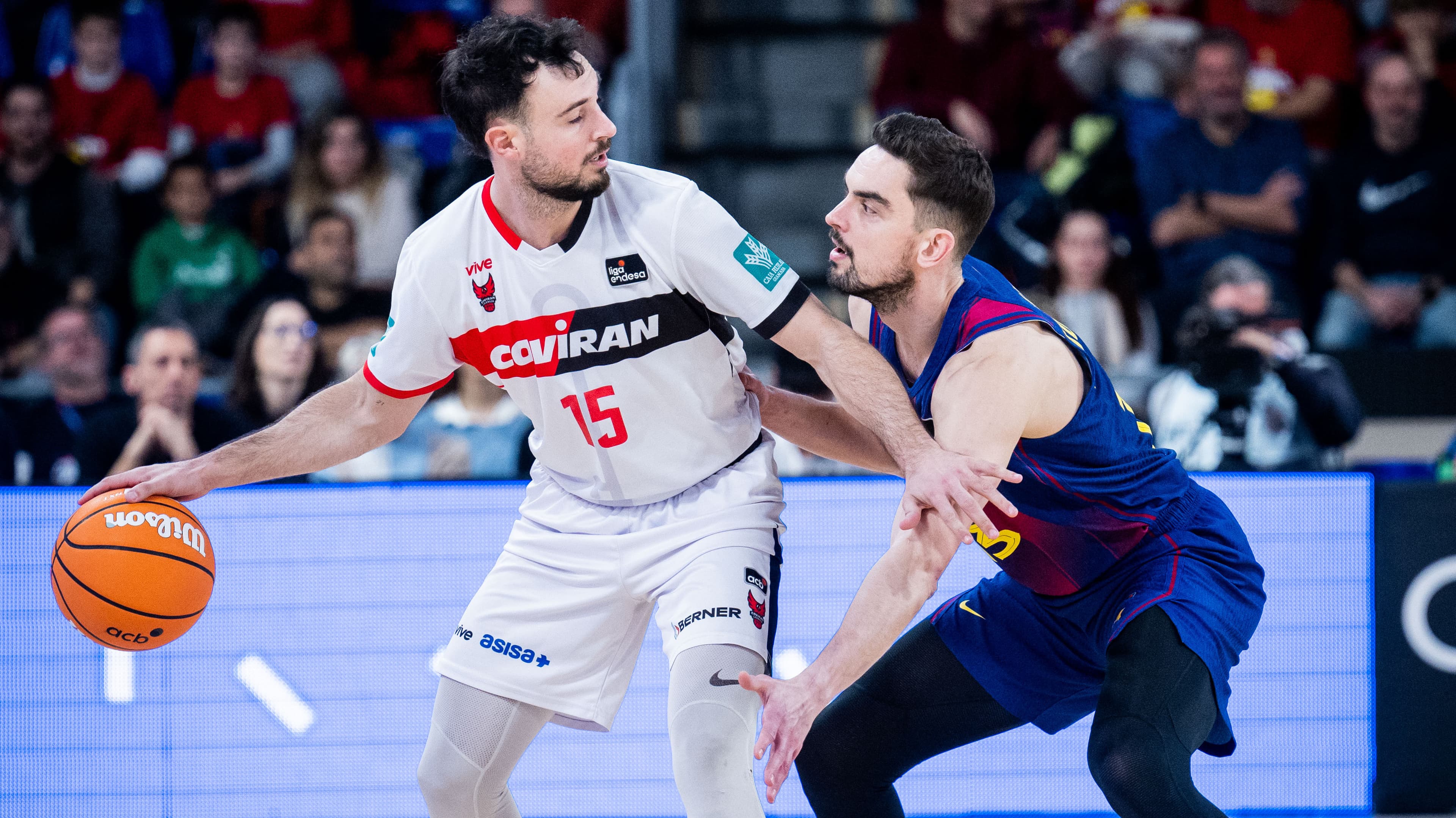 Lluís Costa dirigiendo el juego de su equipo ante la defensa de Satoransky