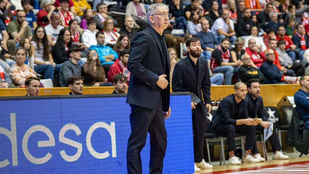 Moncho Fernández dirigiendo desde el banquillo un ataque de Bàsquet Girona