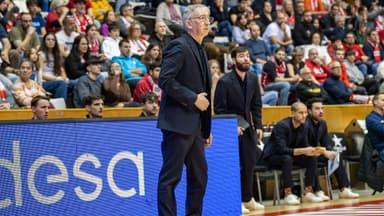 Moncho Fernández dirigiendo desde el banquillo un ataque de Bàsquet Girona