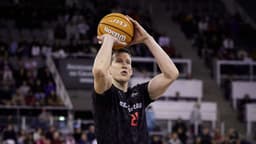 Luka Bozic lanza un tiro libre