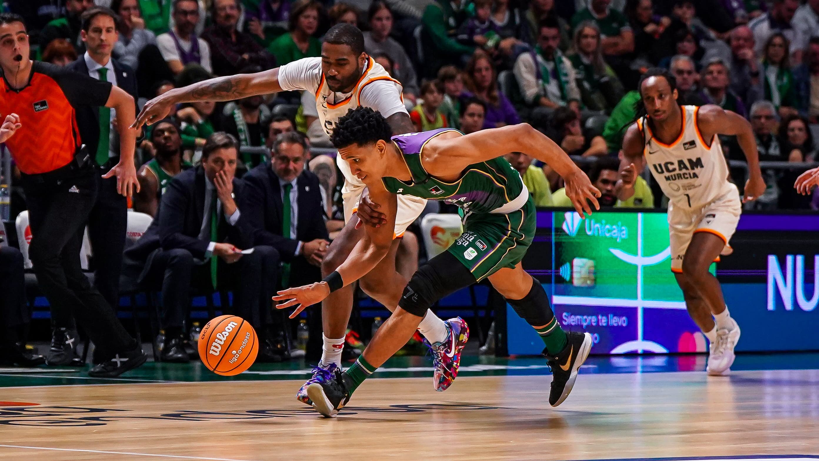 Tyson Pérez y Kelan Martín pugnan por el balón