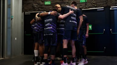 Piña de los jugadores del Surne Bilbao