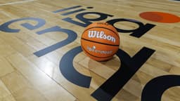 El balón descansa sobre la pista