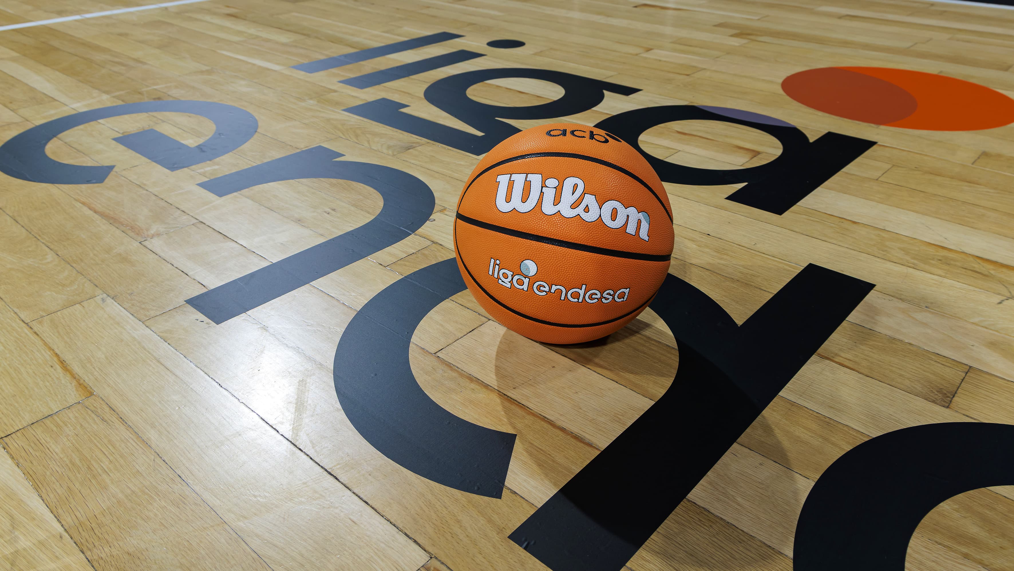 El balón descansa sobre la pista