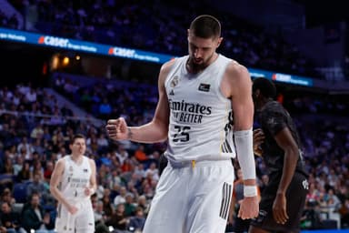 Alex Len celebra una canasta