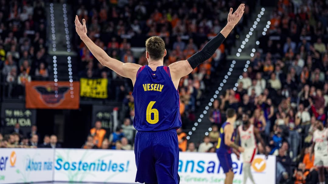 Jan Vesely levanta los brazos