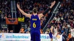 Jan Vesely levanta los brazos